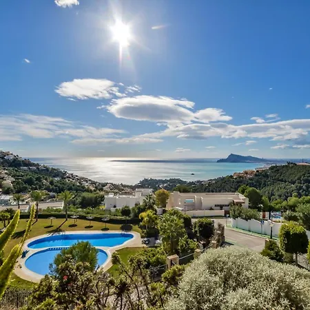 Luxury Hills Pool & Garden Apartment *