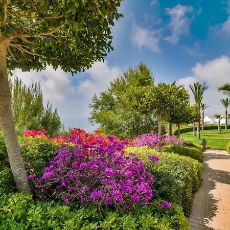 Luxury Hills Pool & Garden