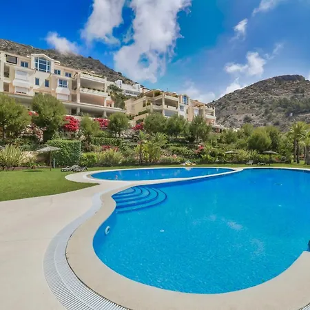 Apartment Luxury Hills Pool & Garden