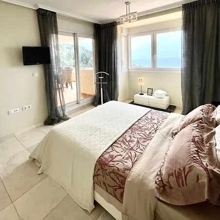 Luxury Hills Pool & Garden Apartment