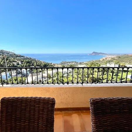 Luxury Hills Pool & Garden Apartment