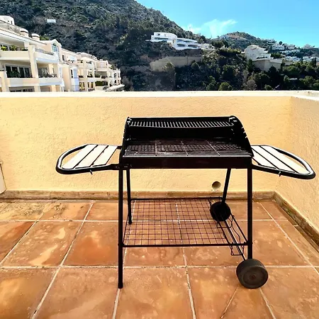 Luxury Hills Pool & Garden Apartment