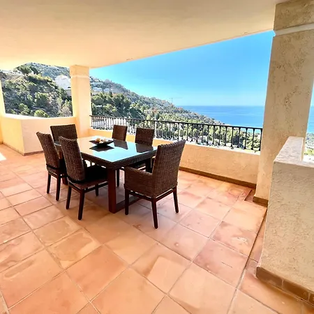 Luxury Hills Pool & Garden Apartment *