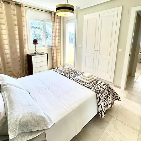 Luxury Hills Pool & Garden Apartment *